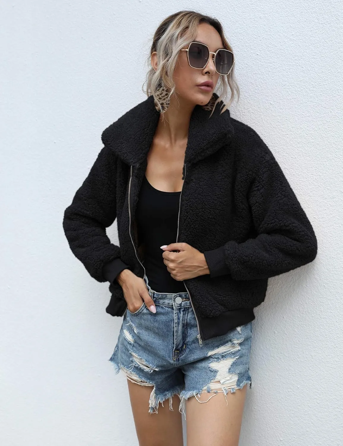 AKEWEI Women's Short Faux Fur Coat Casual Shaggy Jacket with Pockets Warm Winter Zip-Up Fluffy Outwear