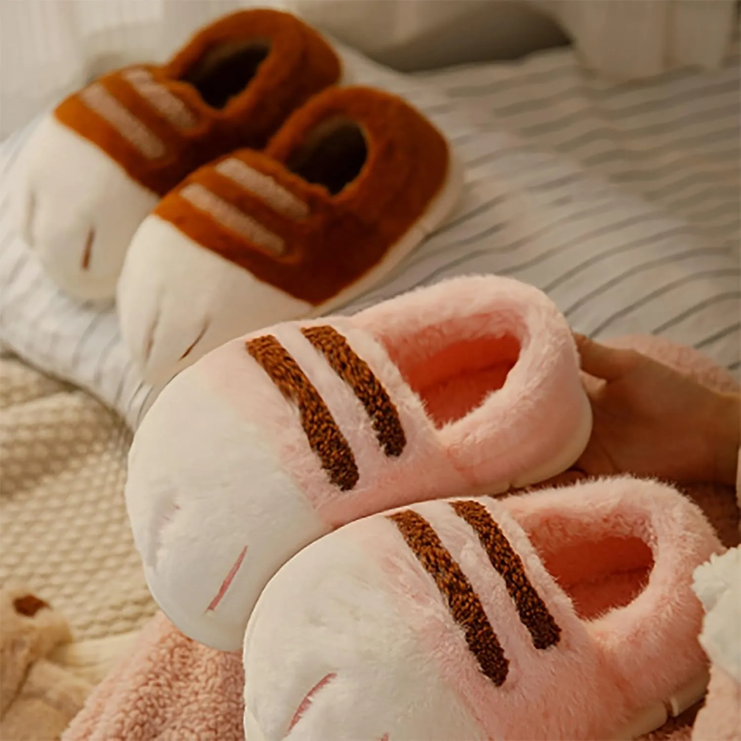 Cat Paw Slippers, 3D Cat Paw Cartoon Slipper for Women Warm Fluffy Furry Winter House Cat Paw Slides for Indoor Outdoor